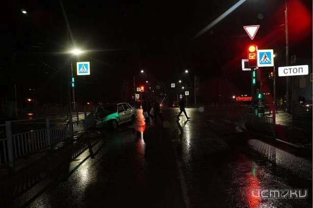 В Орле «Лада» въехала в дорожное ограждение