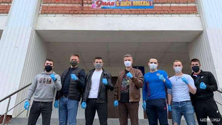 Орловские спортсмены навестили ветеранов и вручили им продуктовые наборы