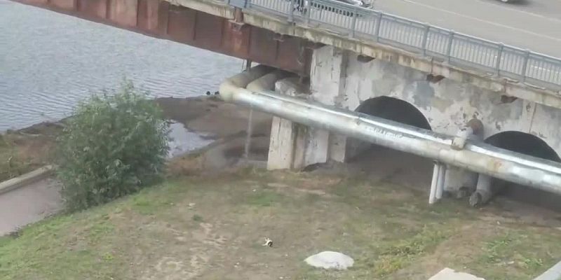 Посреди орловских двор прорвались гейзеры