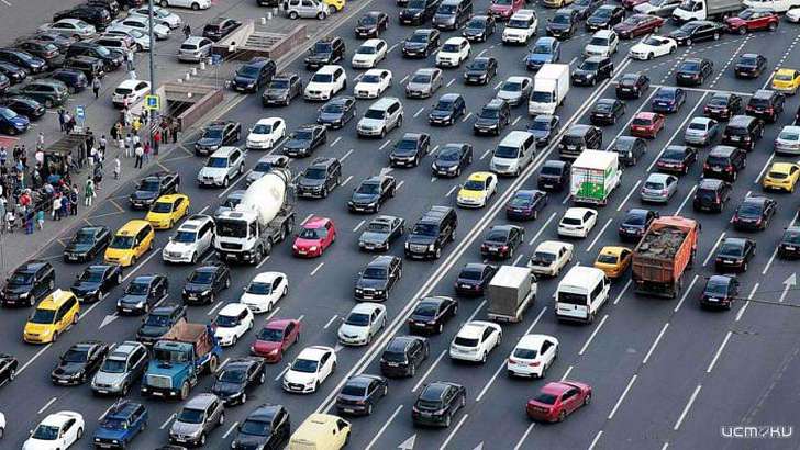 В знак протеста против роста цен на бензин российские водители парализуют движение