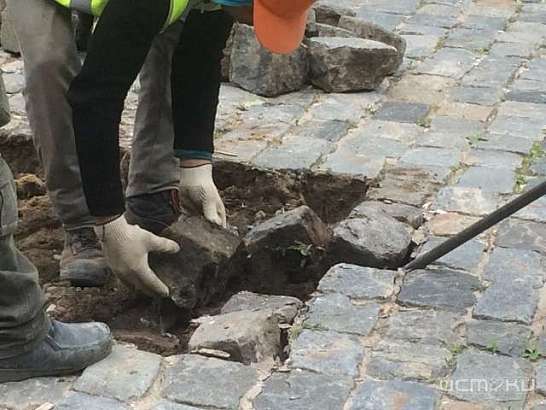 На улице Ленина начали разбирать брусчатку