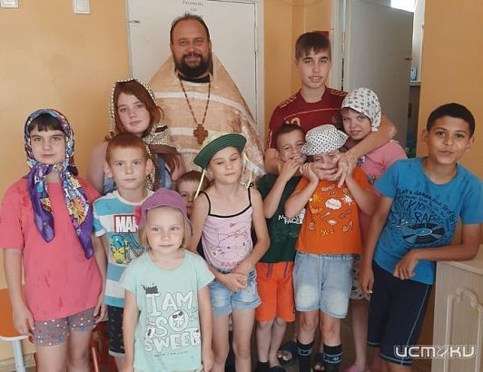 Орловский священник благословил подопечных социального центра хорошо учиться в новом учебном году