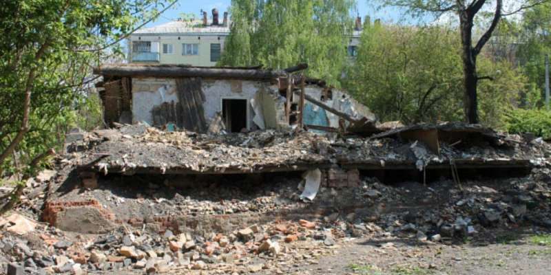 В Орле дети гуляют по развалинам полуразрушенного здания