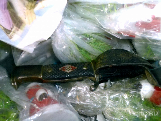 Новости за 90 секунд: таможенники изъяли нацистский нож, Красный Крест начал сбор средств для жителей Украины и разыскивается водитель, снесший трансформаторную подстанцию