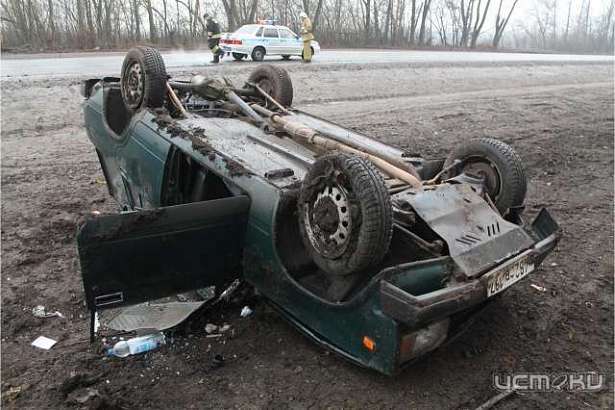 Под Орлом на большой скорости перевернулся автомобиль «Жигули»  Под Орлом на большой скорости перевернулся автомобиль «Жигули»