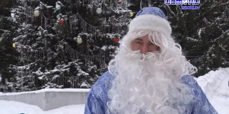 Более ста Дедов Морозов и Снегурочек заполнили центр Орла