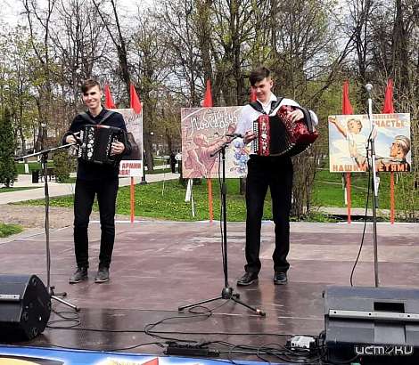 «С песней по жизни!» : городской парк культуры и отдыха встречает гостей патриотическими песнями