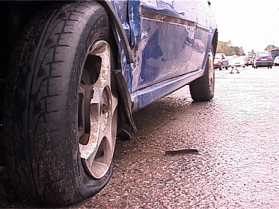 Четыре автомобиля пострадали от одного открытого люка 