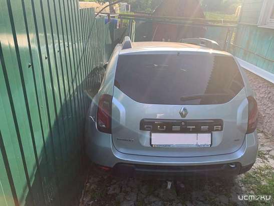 Случайность: во Мценске водитель кроссовера, закрывая окна, прижала к забору саму себя