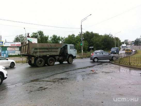 В Орле "КамАЗ" столкнулся с "Hyundai Solaris"