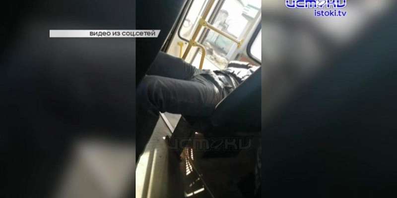 Видео: бесчувственное тело перекрыло проход в орловской маршрутке