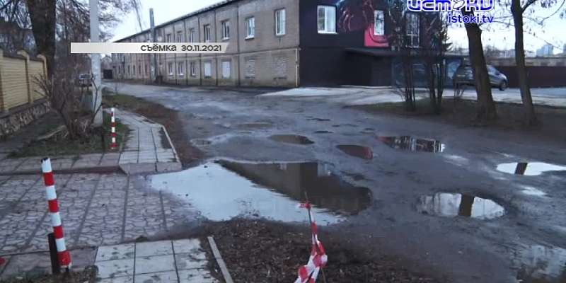 Открытый канализационный колодец в Соляном переулке обезопасили после нашего сюжета