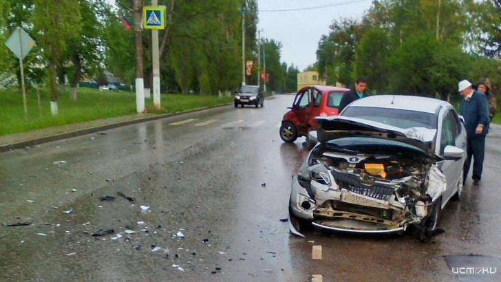 Не уступила дорогу: водители двух «Лад» пострадали в ДТП в Ливнах