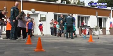 «Здоровая нация — сильная Россия». Сотрудники МЧС в преддверии Дня Государственного флага Российской Федерации в Детском парке Орла провели праздник