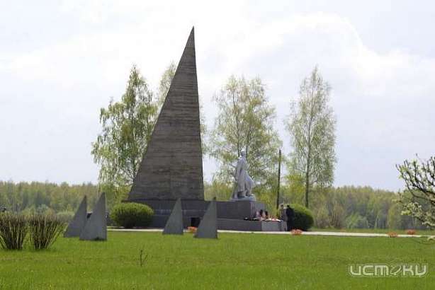 В Болховском районе Кривцовский мемориал оказался за колючей проволокой