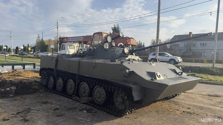 В Нарышкино появится памятник воинам‑десантникам: на центральной улице установили боевую машину