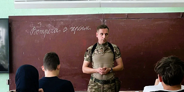 В школе №29 имени Д. Н. Мельникова в Орле восьмиклассники встретились с ветераном боевых действий Евгением Панковым.