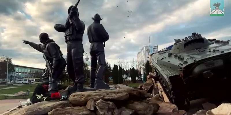 Имена погибших бойцов СВО увековечили на памятнике Участникам локальных войн в Орле