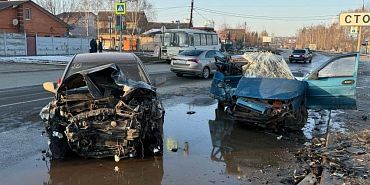 Снесло крышу: в Лужках жестко столкнулись две легковушки Снесло крышу: в Лужках жестко столкнулись две легковушки