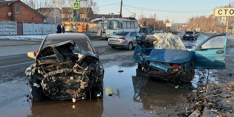 Снесло крышу: в Лужках жестко столкнулись две легковушки Снесло крышу: в Лужках жестко столкнулись две легковушки