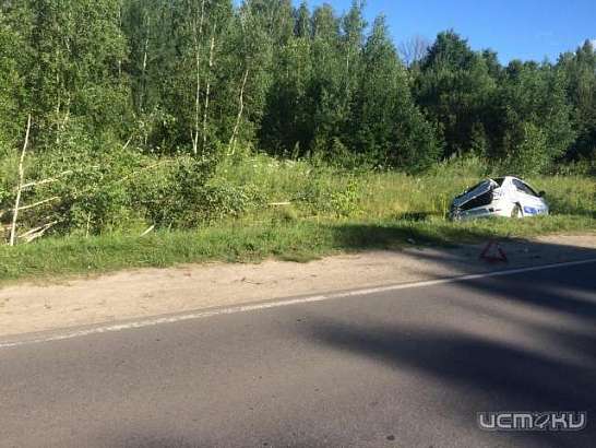 Под Орлом такси съехало в кювет и врезалось в дерево
