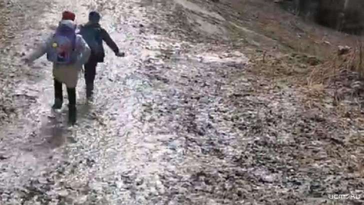 Через тернии к звездам: под Орлом дети пробираются в школу по грязи и бездорожью