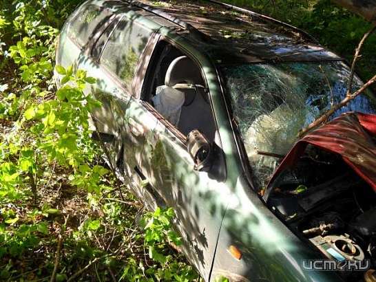 Водитель "Ниссана" наехал на дерево и опору ЛЭП Водитель "Ниссана" наехал на дерево и опору ЛЭП