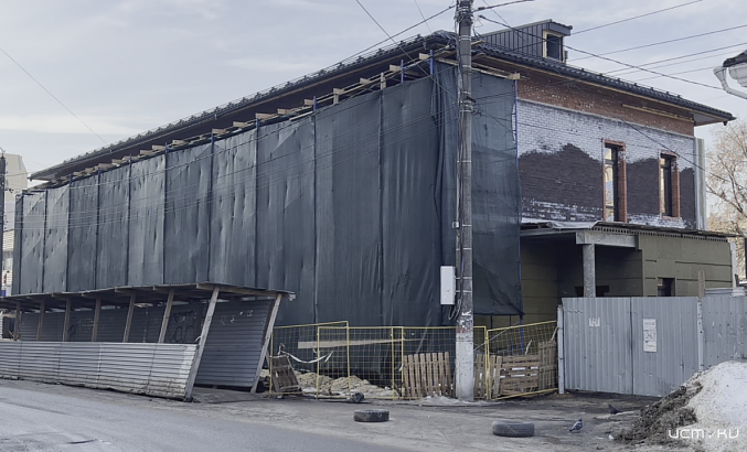 На месте тихо снесенного исторического дома станции юных туристов неспеша продолжается стройка