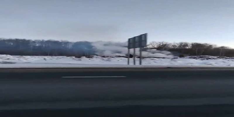 Видео: под Орлом неизвестные сжигали мусор возле трассы