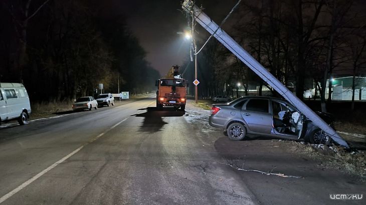 Во Мценске легковушка «Лада» снесла опору ЛЭП