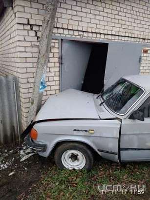 Пьяный водитель на «Волге» угодил в гаражные ворота и чуть не снес столб