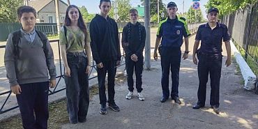 В Глазуновском районе прошла акция «Безопасный двор»: полицейские провели уроки дорожной безопасности для детей