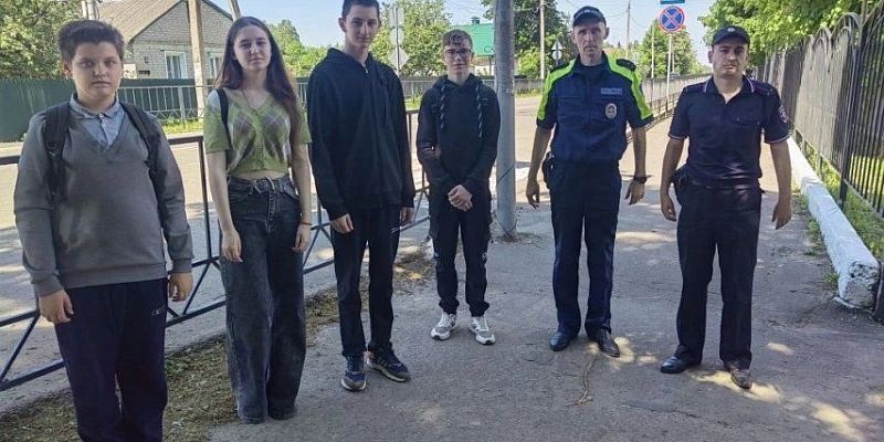 В Глазуновском районе прошла акция «Безопасный двор»: полицейские провели уроки дорожной безопасности для детей