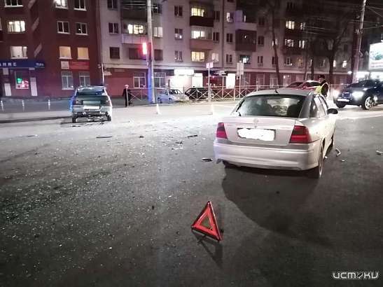 В Орле в районе ЦНТИ дорогу не поделили отечественная легковушка и иномарка