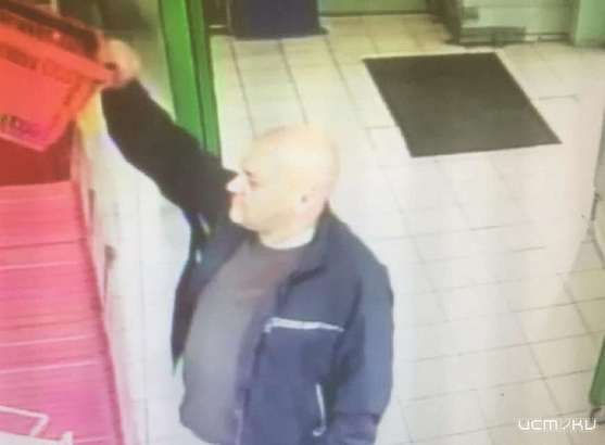 Фото: в Орле попал на камеру видеонаблюдения злоумышленник, укравший карту в банке