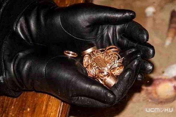 На Знаменке ребенок в квартиру впустил воров