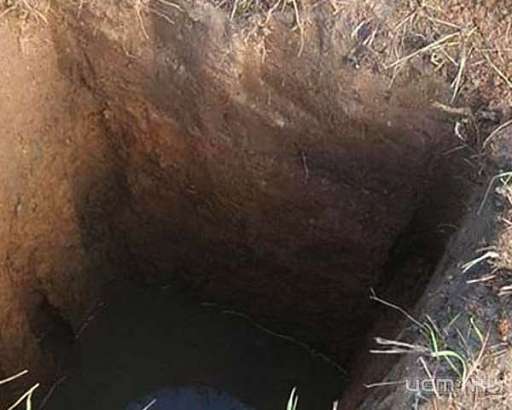 Судебные приставы убедили должницу засыпать выгребную яму