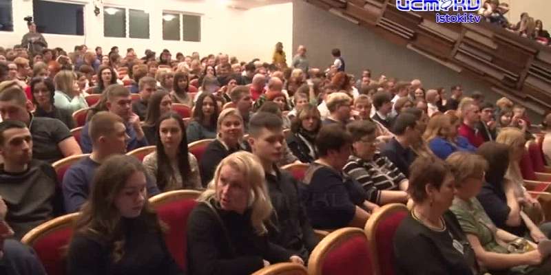 Это история о взаимоотношениях людей. На сцене Орловского академического театра им. Тургенева показали спектакль по пьесе Вампилова "Старший сын"