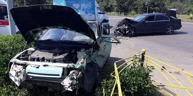 Отбросило на заправку: народный корреспондент прислал видео с места ДТП в Орле