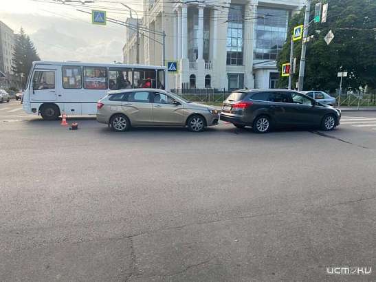 В центре Орла столкнулись «Лада» и «Форд»