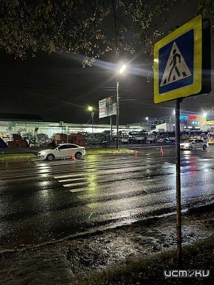 В Орле автомобиль на пешеходном переходе сбил женщину и ребенка