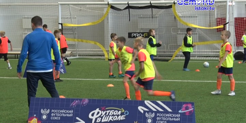 Орловские мальчишки сыграли в футбол с легендами 
