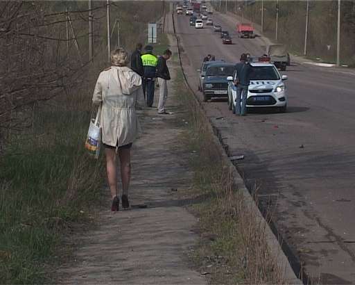 Авария на улице Раздольная — КАМАЗ смял легковушку