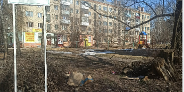 "Две лавочки для алкашей, с кучей мусора"