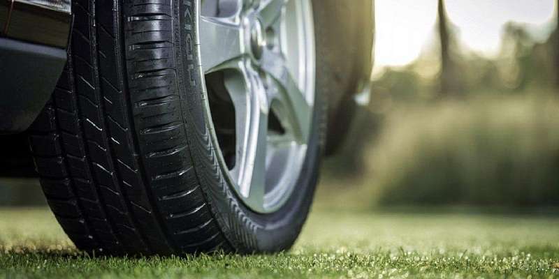 Под Мценском спасатели вытащили зависшую над оврагом иномарку