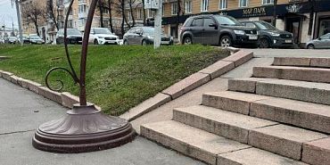 В центре Орла спуск для колясок заблокировали фонарным столбом