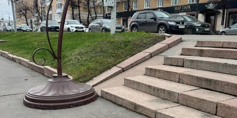 В центре Орла спуск для колясок заблокировали фонарным столбом