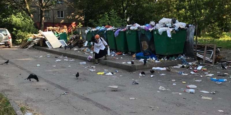 Дорога к дому орловчанки усеяна мусором, летящим по всей округе