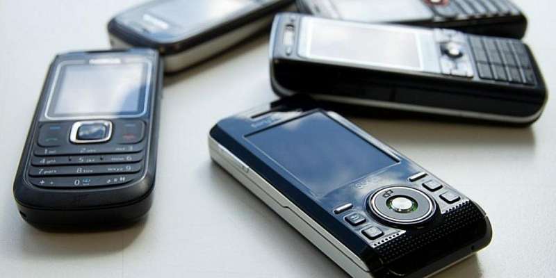 На Орловщине надзиратель три месяца снабжал заключенного алкоголем и телефонами