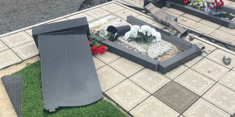 На Аллее Славы Наугорского кладбища повреждены памятники